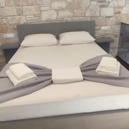 Mik & Lena Paralia Dionisiou